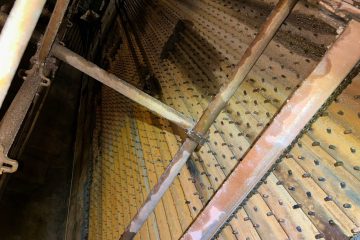 燃焼室上部　耐火物解体中