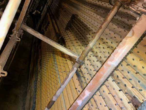 燃焼室上部　耐火物解体中