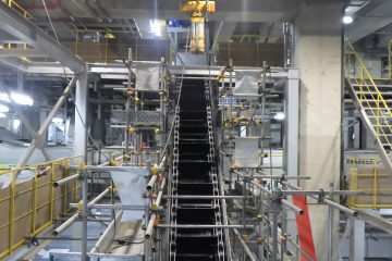 大塊物コンベヤ施工中