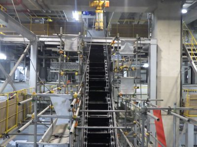 大塊物コンベヤ施工中