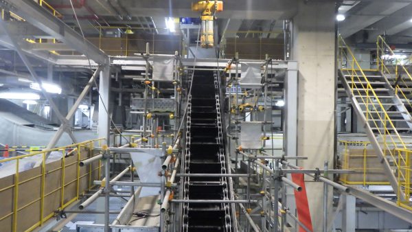 大塊物コンベヤ施工中