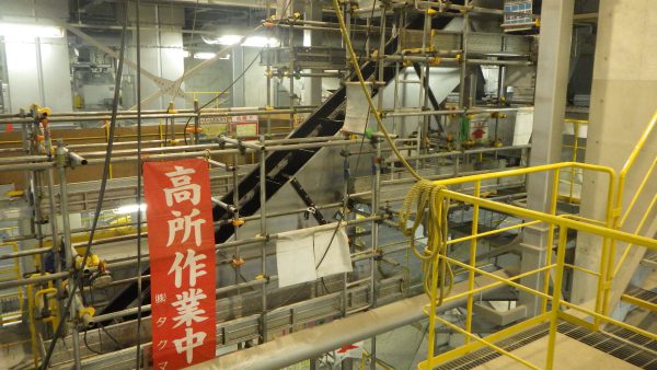 大塊物コンベヤ施工中
